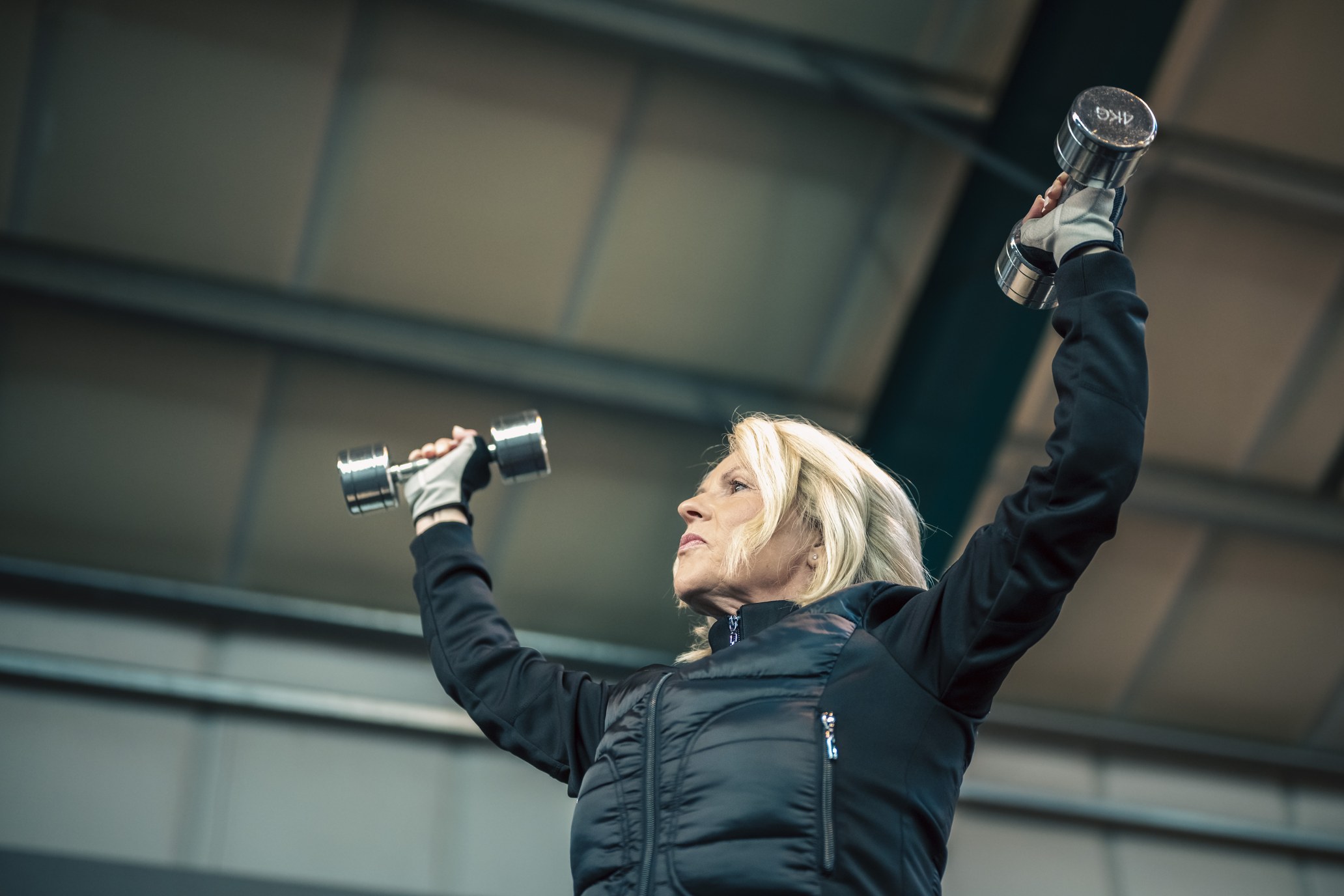 Anja Lorenz beim Training mit Hanteln